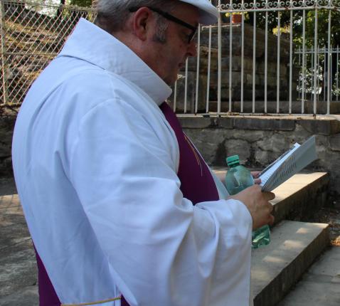 Diaken Herman begeleidt de kruisweg in Lourdes © Bedevaarten Bisdom Gent, foto: Marc Vandersmissen