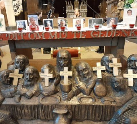 Het lichtritueel ter nagedachtenis van de overledenen © Paula. 