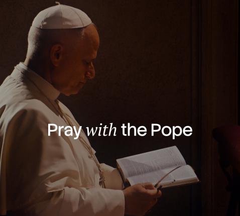 Paus Leo bidt met het Woord van God 