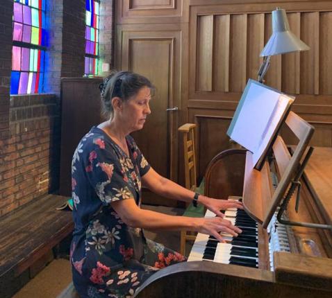 Nicole De Paepe aan het Alfons Jorisorgel boven © Edmond Van Dommelen