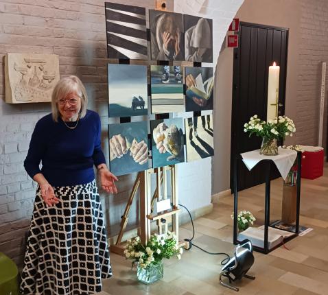 Chantal Leterme bij haar schilderij De Emmaüsgangers  
