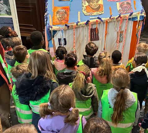 Doe-opdracht bij het huis van gastvrijheid, een installatie van kunstenares Els Renate Aerts © Werkgroep tentoonstelling Turnhout