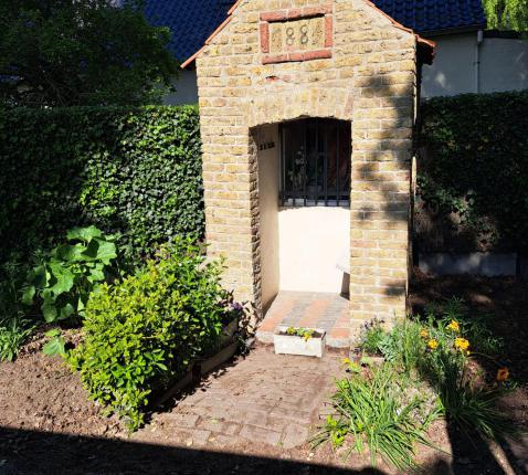 een mooi onderhouden kapelletje 