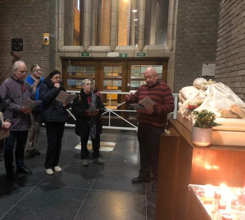 Bij het beeld van Theresia van Lisieux. © Peter Baekelmans