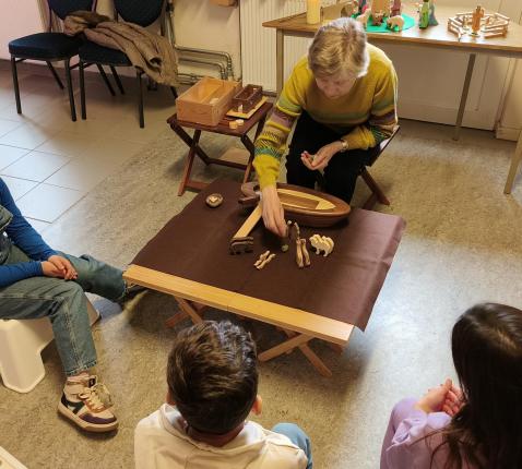 God vond twee goede mensen en vroeg hen om een ark te bouwen. Ook alle dieren mochten mee, twee aan twee. © Mariette Dhondt