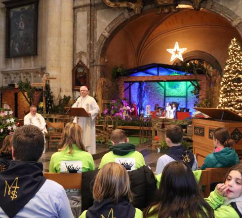 Mgr. Hoogmartens tijdens de verdeling van het vredeslicht © Jente Vandewijer