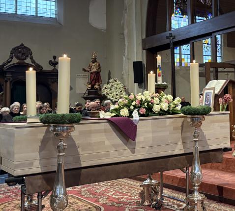 De uitvaartdienst van Jurgen Deckx in de Sint-Niklaaskerk in Dessel. © Christa Damen