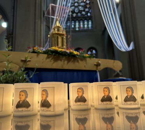 vele kaarsjes omringen het reliekschrijn © bedevaarten