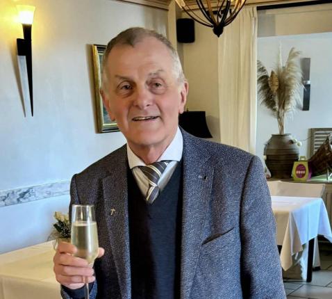 Pastoor Tony viert een driedelig jubileum 