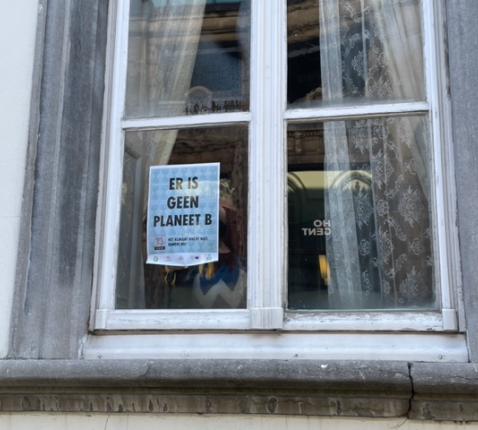 Een klimaataffiche aan je raam © AR