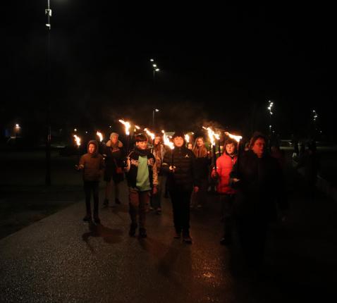 Honderden jongeren stapten met fakkels door Tongeren © Jente Vandewijer