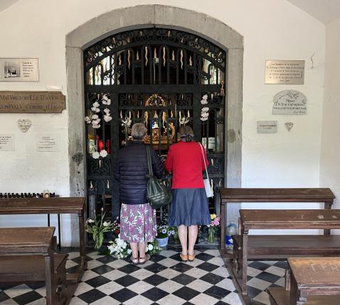 Bidden in de Kapel van Chèvremont © Chris De Groote