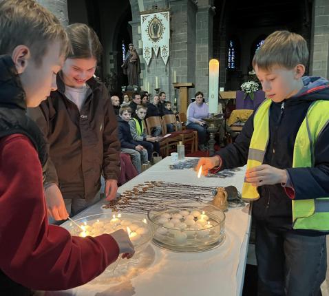  We staan stil bij de symbolen van het vormsel. 