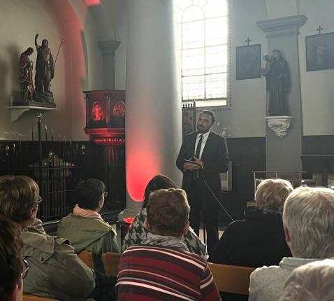 Khalid met de (s)preekstoel op de achtergrond. 