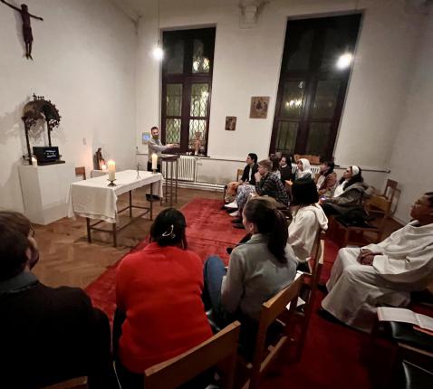 Le père Quentin lit l'Évangile à San Damiano © Chris De Groote