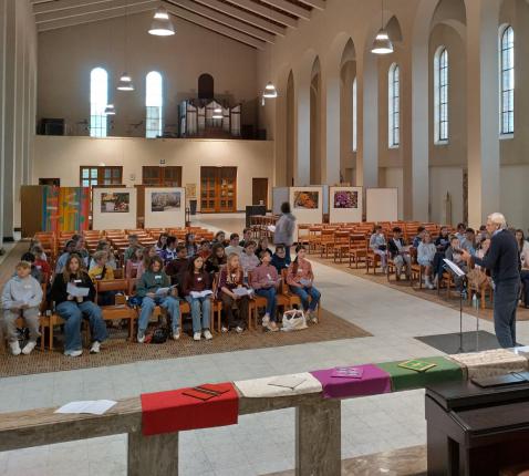 De vormelingen zingen samen, begeleid door catechist Luc © Kristin Huybrechts