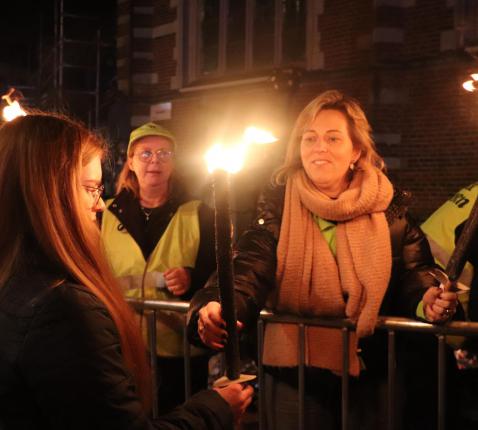 Honderden jongeren trokken tijdens de fakkeltocht 'Ruimte voor Licht' door de Hasseltse binnenstad © Jente Vandewijer