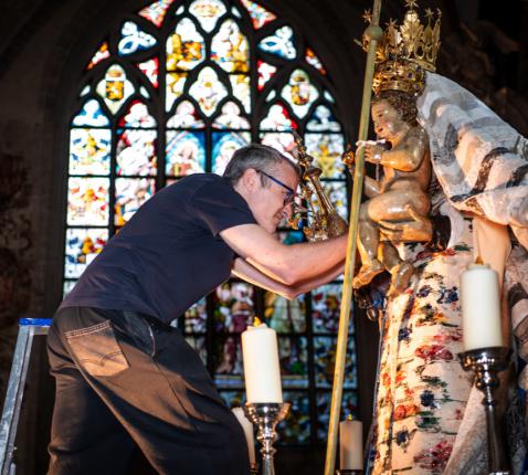 Eerste pasbeurt van de nieuwe mantel voor het genadebeeld van Maria in de Antwerpse Onze-Lieve-Vrouwekathedraal © Jonathan Ramael
