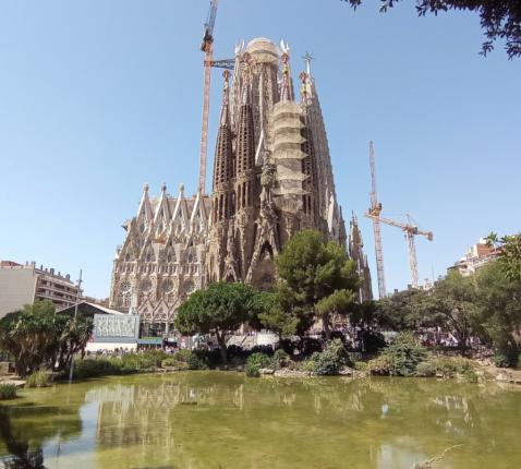 Aan de basiliek in Barcelona wordt al meer dan honderd jaar gewerkt. © Wikipedia