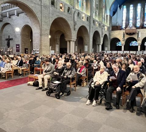 een blik op de goedgevulde kerk © Dirk Bellens