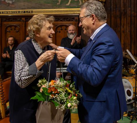 Zr. Noëlla werd in 2024 door burgemeester De Fauw gehuldigd n.a.v. het 25-jarig bestaan van Integraal © Integraal