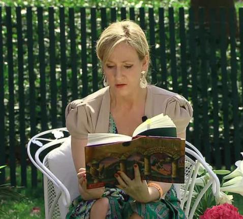 JK Rowling leest voor uit Harry Potter en de Steen der Wijzen in 2010 © CC Executive Office of the President via Wikimedia Commons