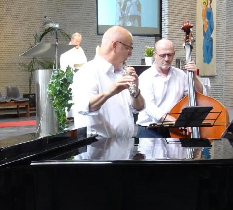 Een piano, een dwarsluit en een contrabas van Jazzcombo Frank De Wolf, ondersteunden de concertmis van zaterdag 15 augustus 2026 © Marjo Perry