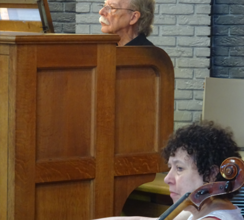 Het duo Annabel Gordon (cello) en Joannes Thuy (orgel) luisterde de concertmis van zondag 2 augustus op. © Marjo Perry