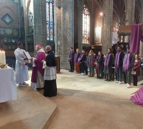 Catechumenen in de Gentse kathedraal bij het begin van de vastentijd.  © Bisdom Gent/Matthias De Blaere