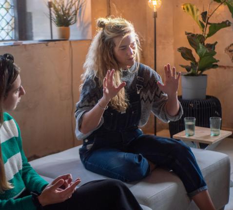 Sofie Maertens richtte Broeinest op en modereert de bijeenkomsten. © Broeinest