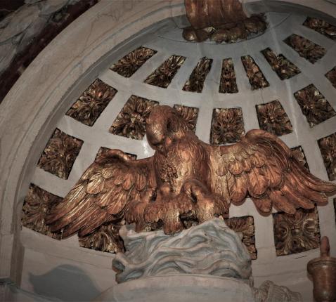 Houtsnijwerk moederpelikaan. Zij pikt met haar lange snavel haar borst open om haar jongen met eigen bloed te voeden. © PZ Oase