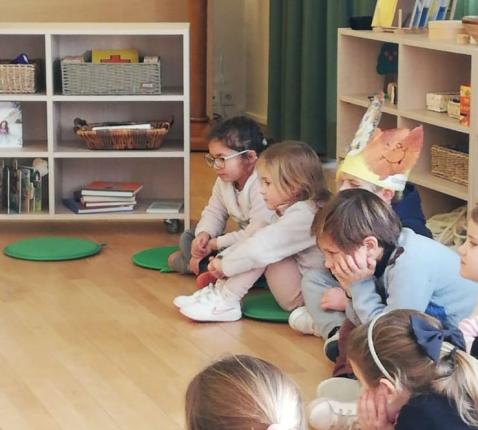 Kinderen luisteren geboeid naar het Godly Play verhaal in de Godly Play ruimte van Internaat Kinderland in Kortrijk © Zuster Hilde Huysentruyt