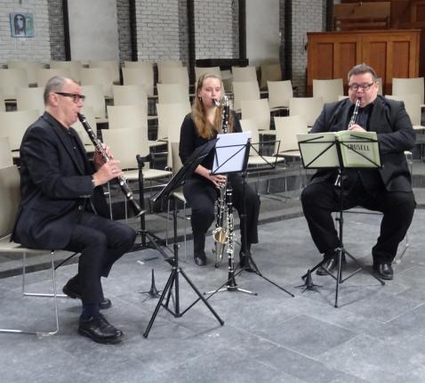 Franck Blockhuys, Lotte Boutens en Werner De Bleser luisterden de concertmis van 7 juni op. © Marjo Perry