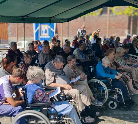 Kleine bedevaart met de bewoners van de Hopperank (Kapellekensdagen Erembodegem 2024 HopParochie) 