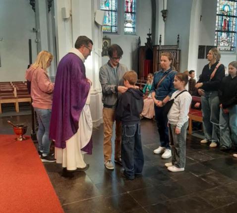 Kruisoplegging vormelingen Sint-Antonius Abt © Parochie Sint-Antonius Abt