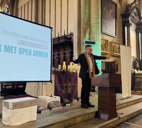 Pastoor Jan met open armen Pastoor Jan met open armen