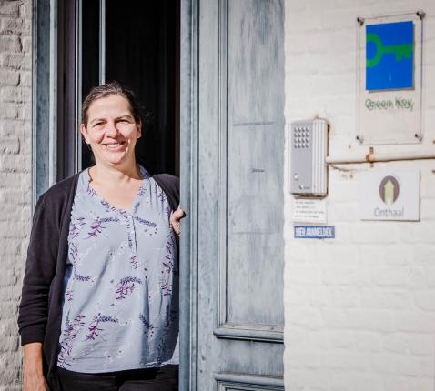 Leen Bollen is blij met de bekroning van de inzet met het GreenKey label © Hof Zevenbergen