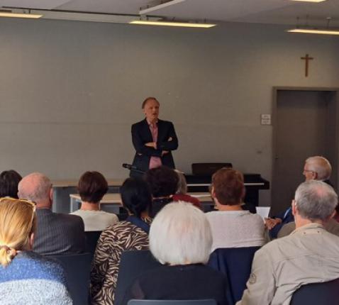 Hans Geybels voor de Abdijkring in Postel. © Mia Daems