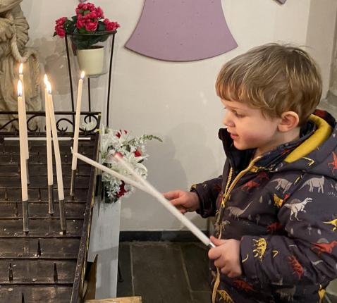 Een kaarsje aansteken. © Christa Damen