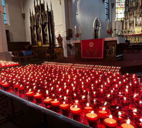 kaarsjes in de kerk van Sint-Antonius-Abt © Kelly Huysman