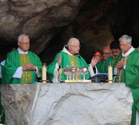 Eucharistieviering aan de grot van Lourdes © Bedevaarten bisdom Gentn