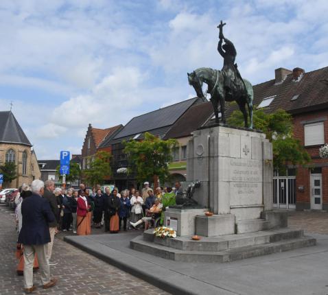 Eerbetuigingen aan Pater Lievens © Thierry Christiaens