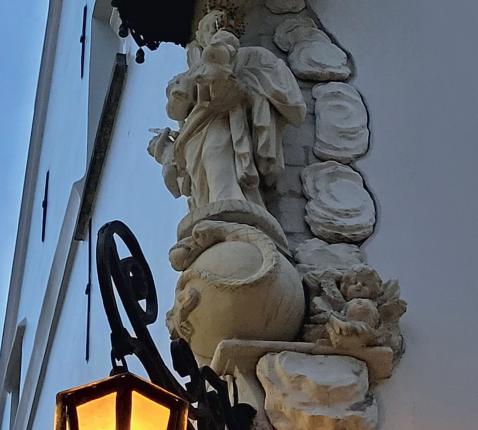 Een lichtje in het donker. Een lichtje van hoop. Heel wat straathoekbeelden, vooral madonna’s, zijn vergezeld van een lantaarn, zoals hier op de hoek van de Keizerstraat en de Ambtmanstraat. “ © Vereniging voor Kruis en Beeld vzw