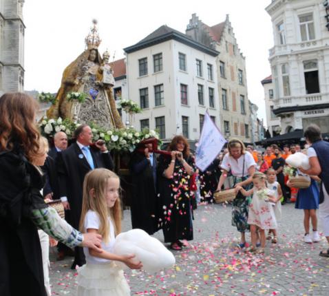 De Mariaprocessie trekt op 14 augustus door de Antwerpse straten © Kapel OLV Lof