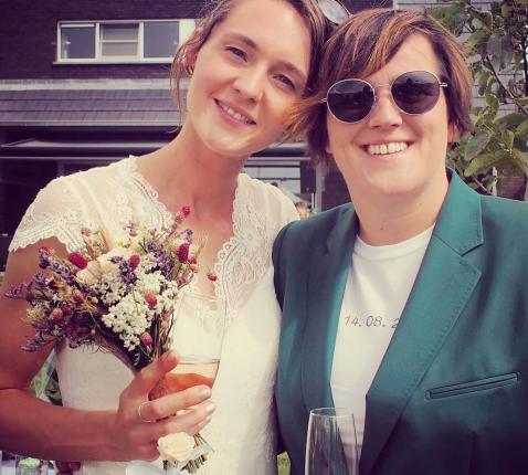 Marie-Julie Bosschem en Liesbeth Last (rechts) trouwden in 2021. Alleen voor de wet, want een stiekem ritueel in de kerk vonden ze hun relatie oneer aan doen. Voortaan kunnen lgbt-relaties ook in alle openheid in de kerk gevierd worden. 