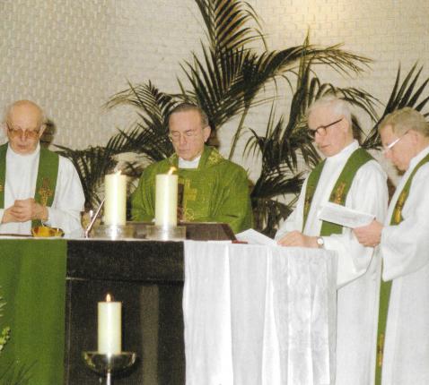Pastoor Pas te midden van drie medewerkende priesters - Louis Helsen (+2009), pater Cappoen (+2010), Cyriel Dehandschutter - tijdens de viering 40-30-20 in 1990 © H. Pius X-parochiegemeenschap Wilrijk
