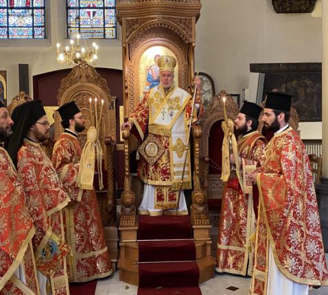 Metropoliet Athenagoras, hoofd van de orthodoxe Kerk in België, gaat voor in de viering op Paaszondag 2021 in de Kathedraal van de Heilige Aartsengelen in Brussel © Orthodox Aartsbisdom