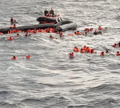 Migranten in de Middellandse Zee wachten op het Spaanse reddingsschip Open Arms © VaticanMedia