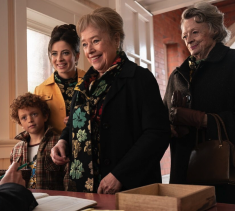 Agnes O’Casey (Dolly), Kathy Bates (Eileen) en Maggie Smith (Lily) winnen een reis naar Lourdes. © Sony Pictures