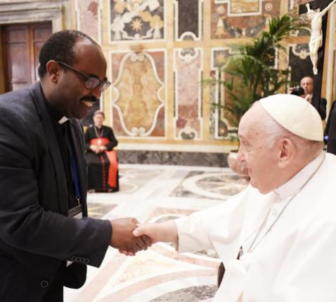 Missiodirecteur Théogène Havugimana bij paus Franciscus © Missio België